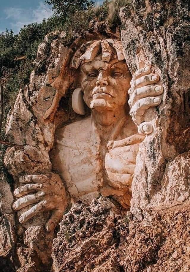 Neįtikėtina senovės Andų dievų skulptūra, tarsi ji išliptų iš kalno Peru