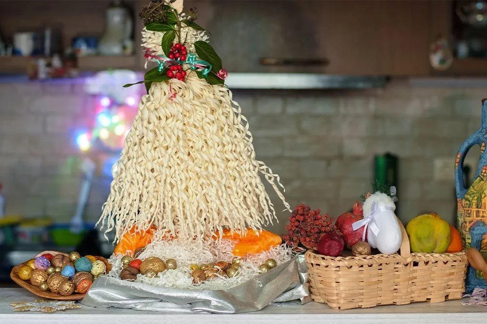 Chichilaki gruzinų virtuvėje su dažytais riešutais po juo – Shutterstock