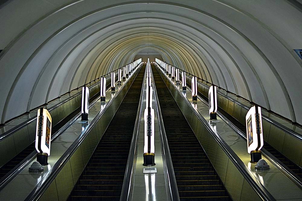 Eskalatoriai Arsenalna metro stotyje — Shutterstock