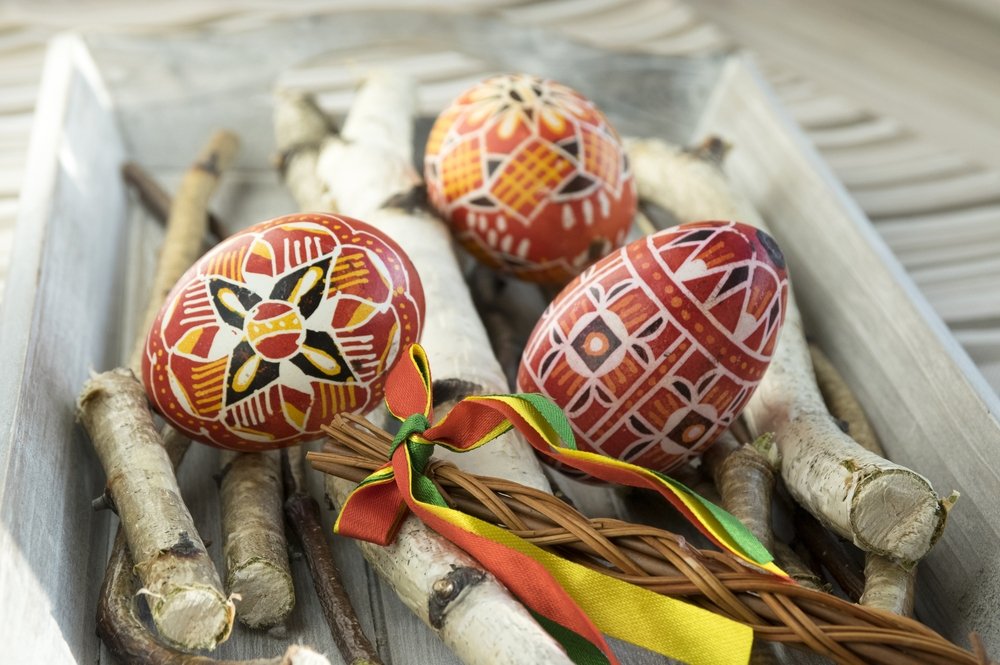 Po plakimo moteris vyrams dovanoja specialiai papuoštus velykinius kiaušinius — Shutterstock