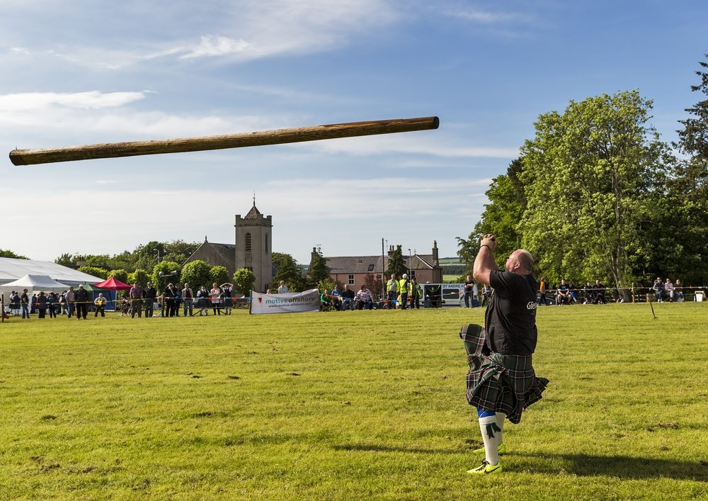 Pavadinimas caber kilęs iš gėlų kalbos žodžio cabar arba kaber, reiškiančio medinį stulpą – JASPERIMAGE / Shutterstock
