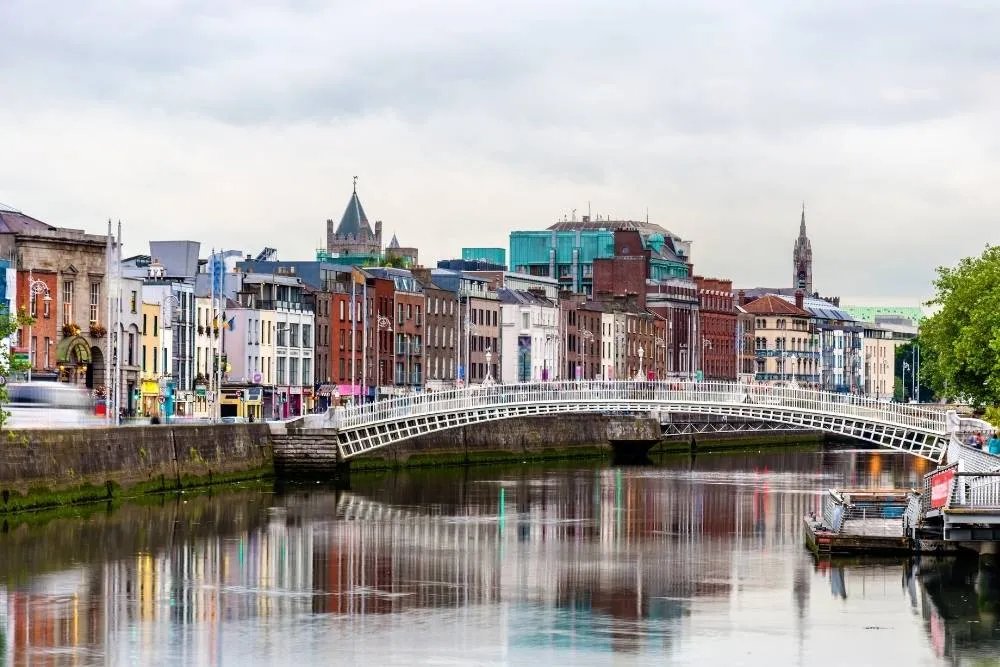 Vaizdas žemyn upe link Ha'penny tilto Dubline – iStock