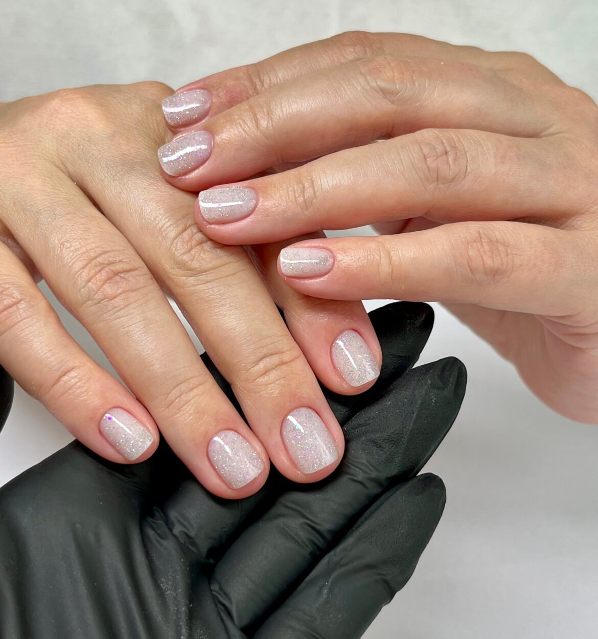 Ar namuose atliekamas UV gelio manikiūras saugus?