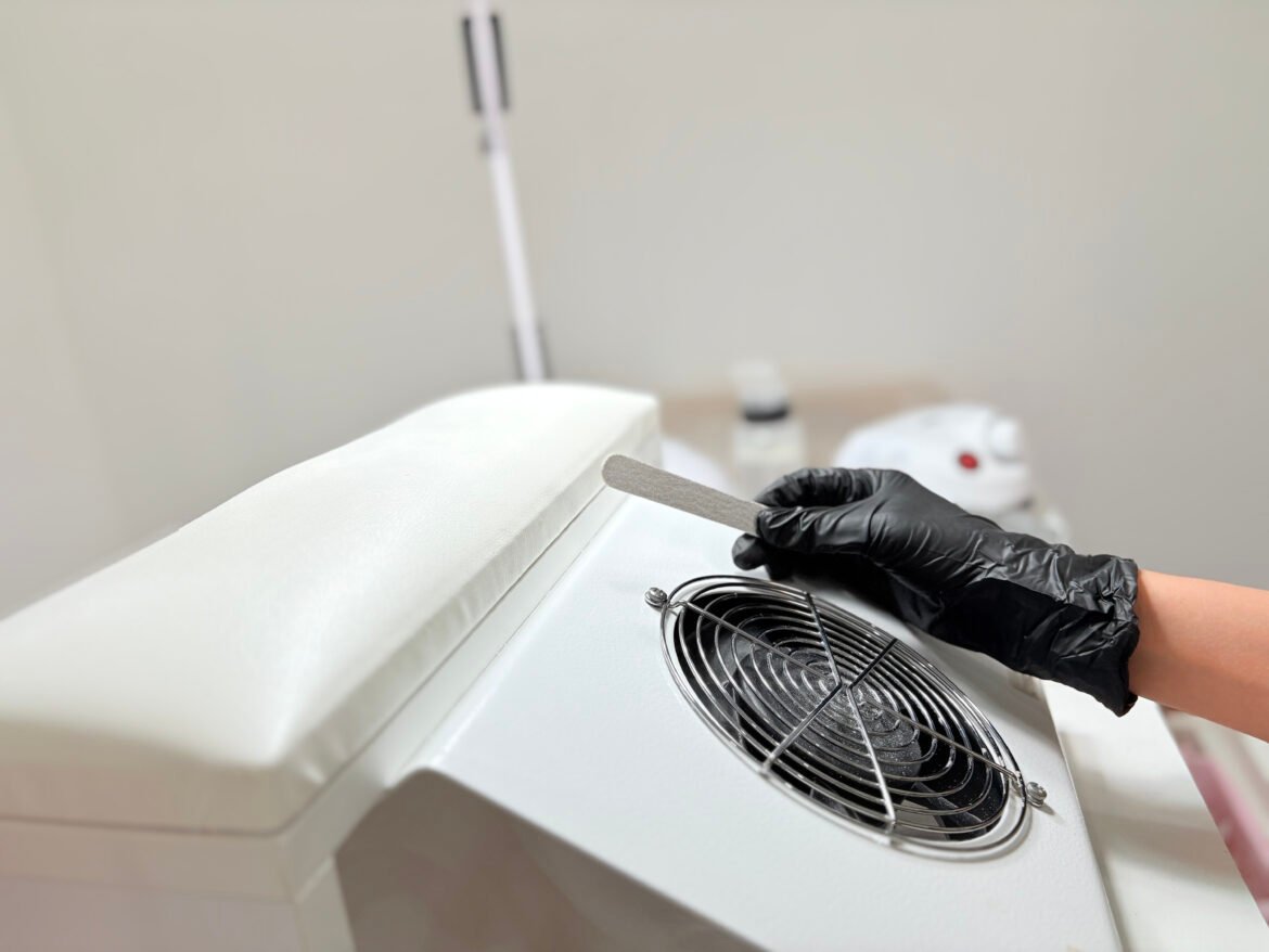 Kaip lengvai ir saugiai nuimti akrilinius nagus namuose be žalos