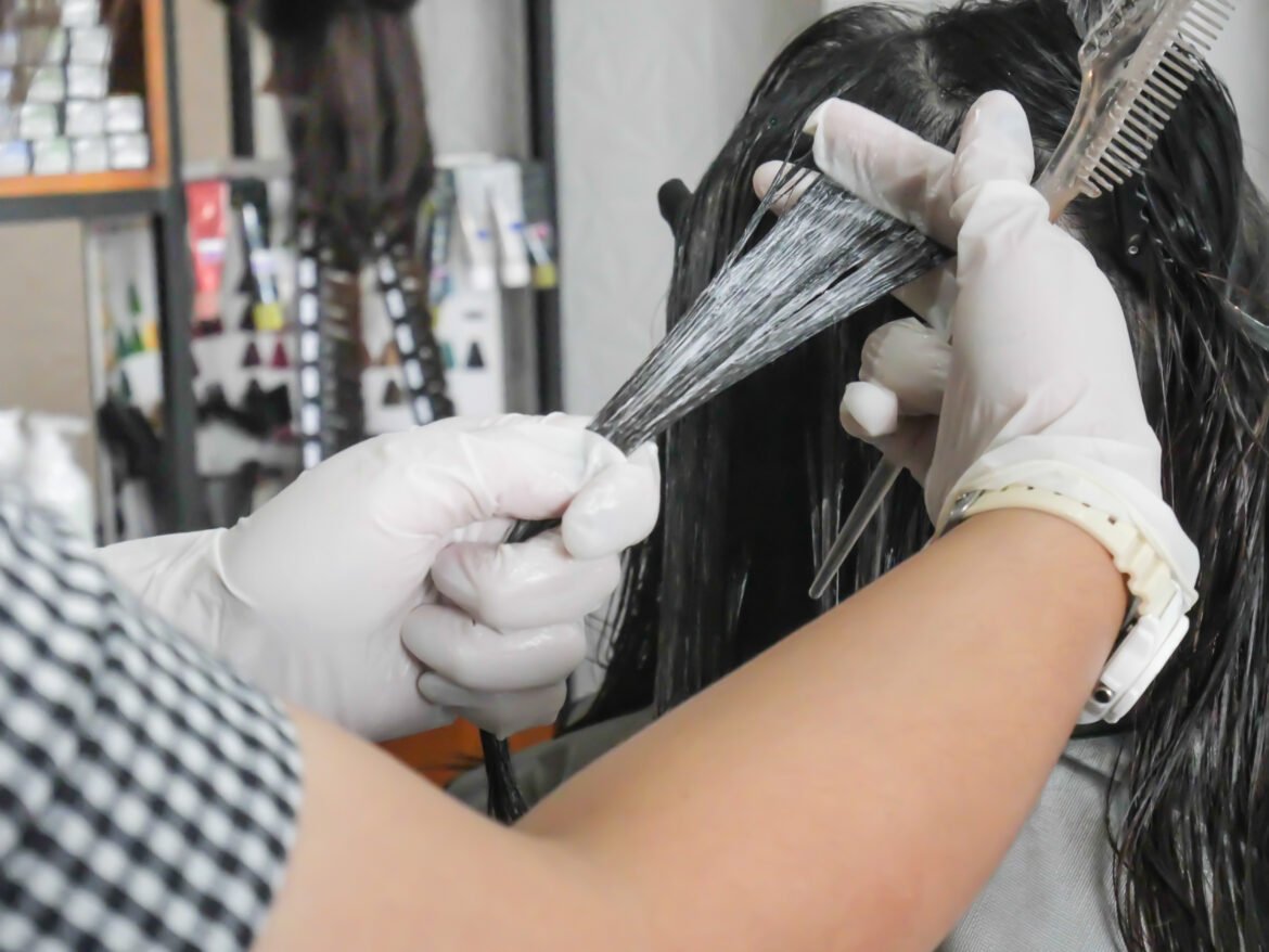 Plaukų dažymo technikų gidas: pasidaryk pats patarimai, įkvėpimas, priemonės ir dar daugiau